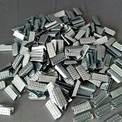 Grapa metálica para zuncho – Plásticos La 29 Pereira